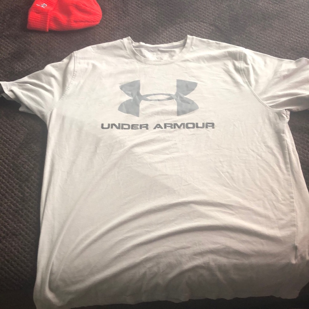 Xl ( UA ) t shirt grey and white good condition no tears or holes little wrinkle